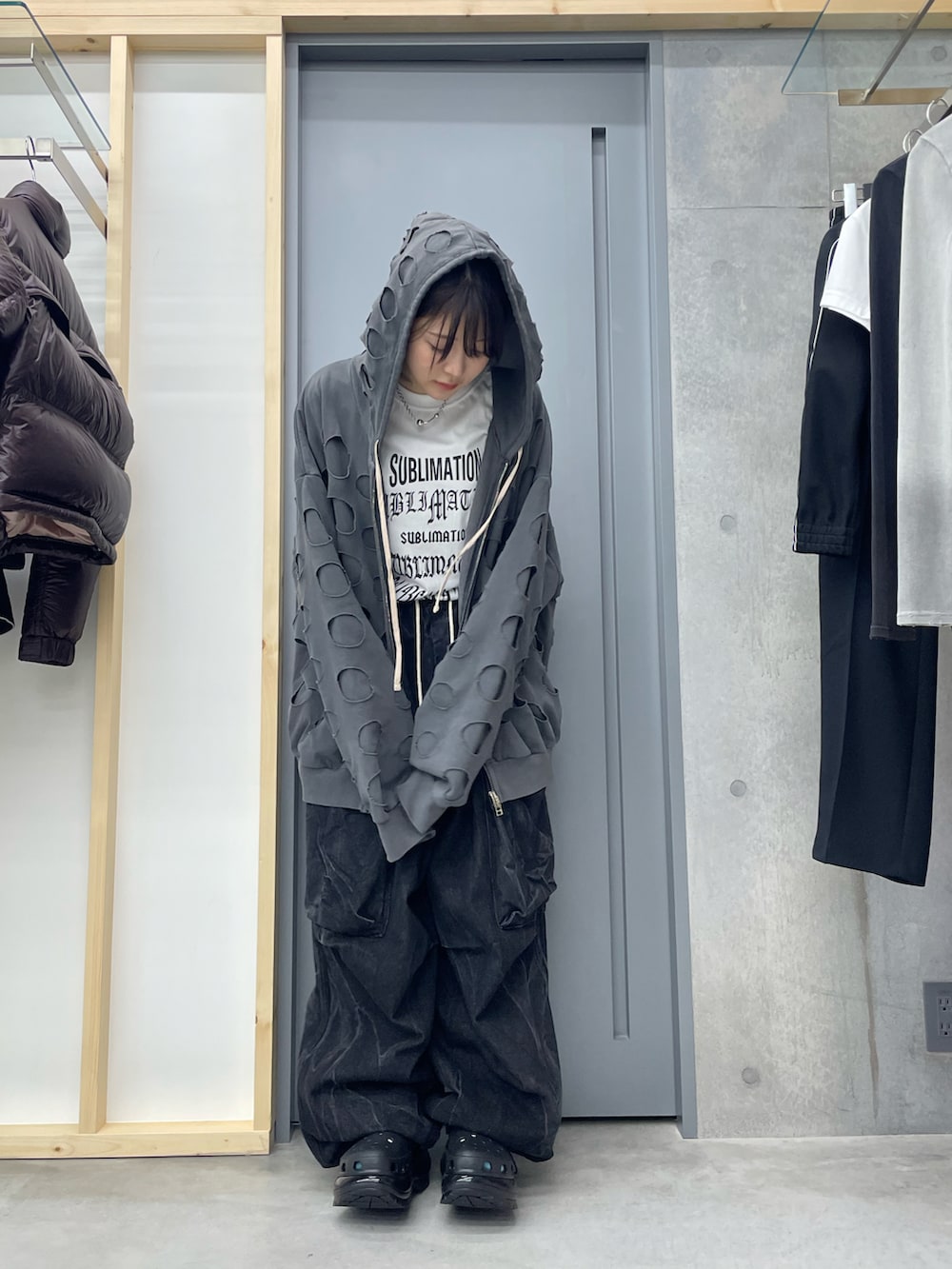 ホワイト系のTシャツ/カットソー、ブラック系のデニムパンツ、グレー系のパーカーを着用したレディースの夏コーディネートの2枚目の写真