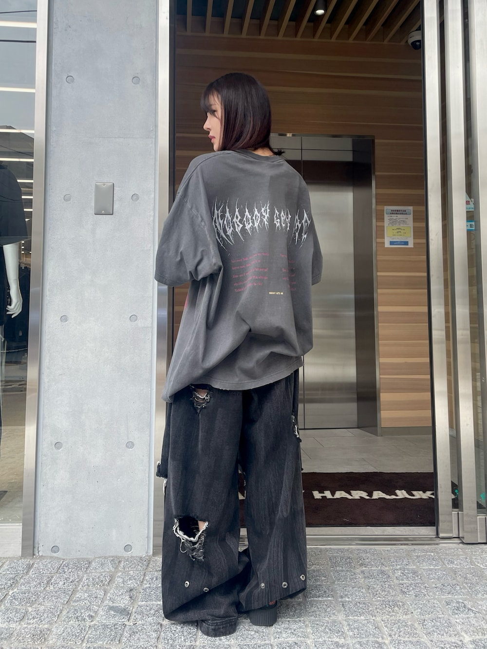 グレー系のTシャツ/カットソー、ブラック系のデニムパンツを着用したレディースの夏コーディネートの2枚目の写真