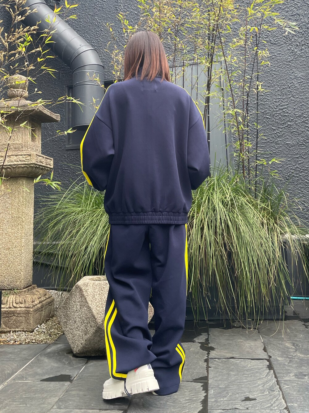 ホワイト系のスニーカー、ブルー系のその他アウター、ブルー系のその他パンツを着用したレディースの春コーディネートの2枚目の写真