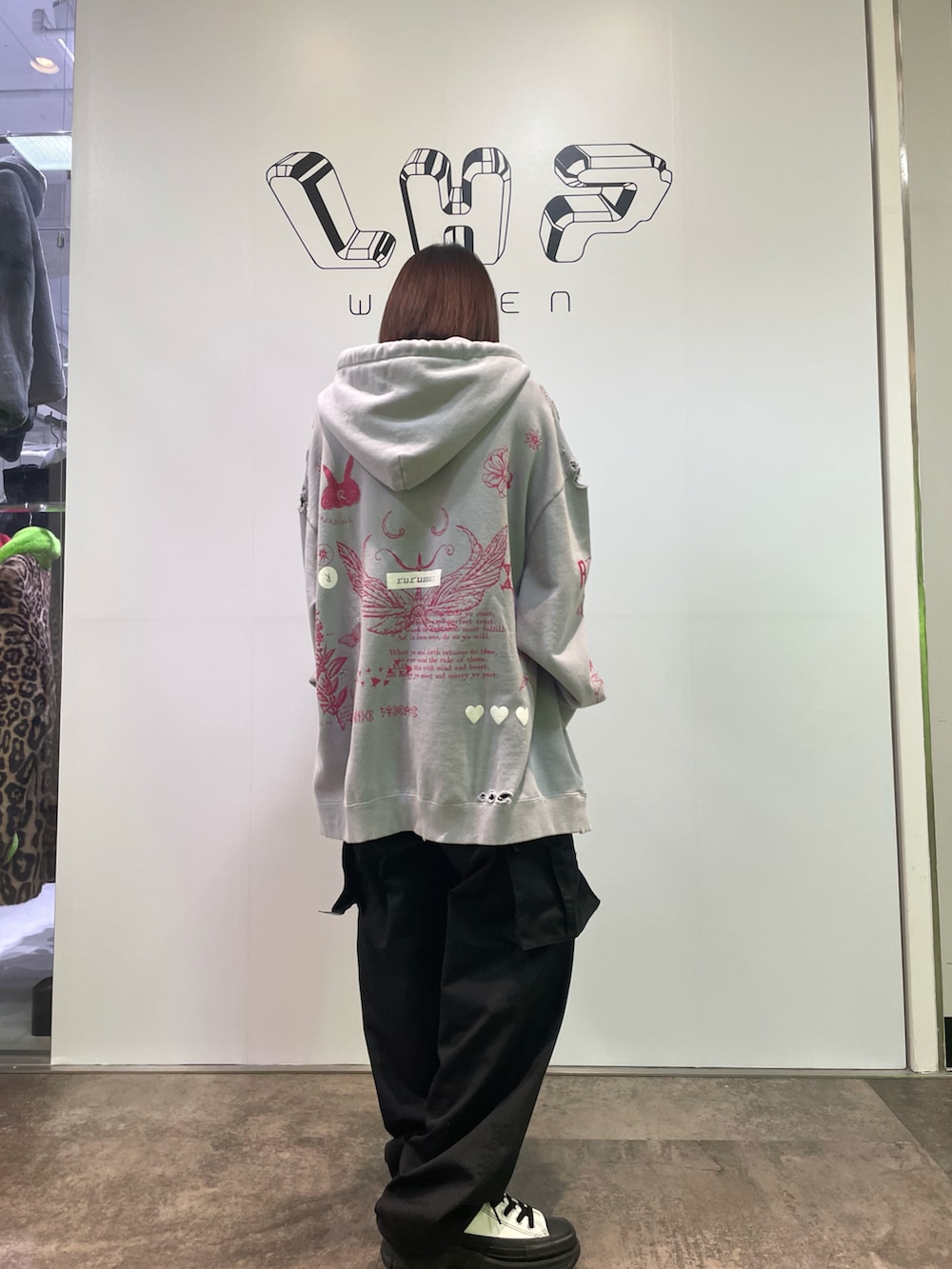 ブルー系のパーカー、ブラック系のカーゴパンツを着用したレディースの冬コーディネートの2枚目の写真