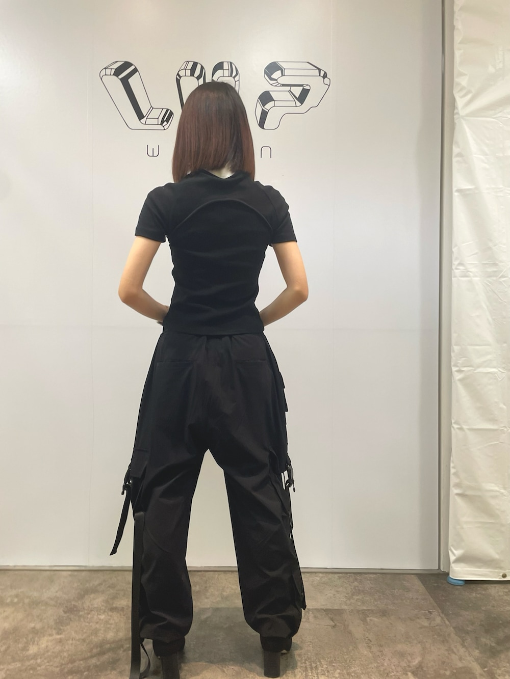 ブラック系のTシャツ/カットソー、ブラック系のカーゴパンツを着用したレディースの冬コーディネートの2枚目の写真