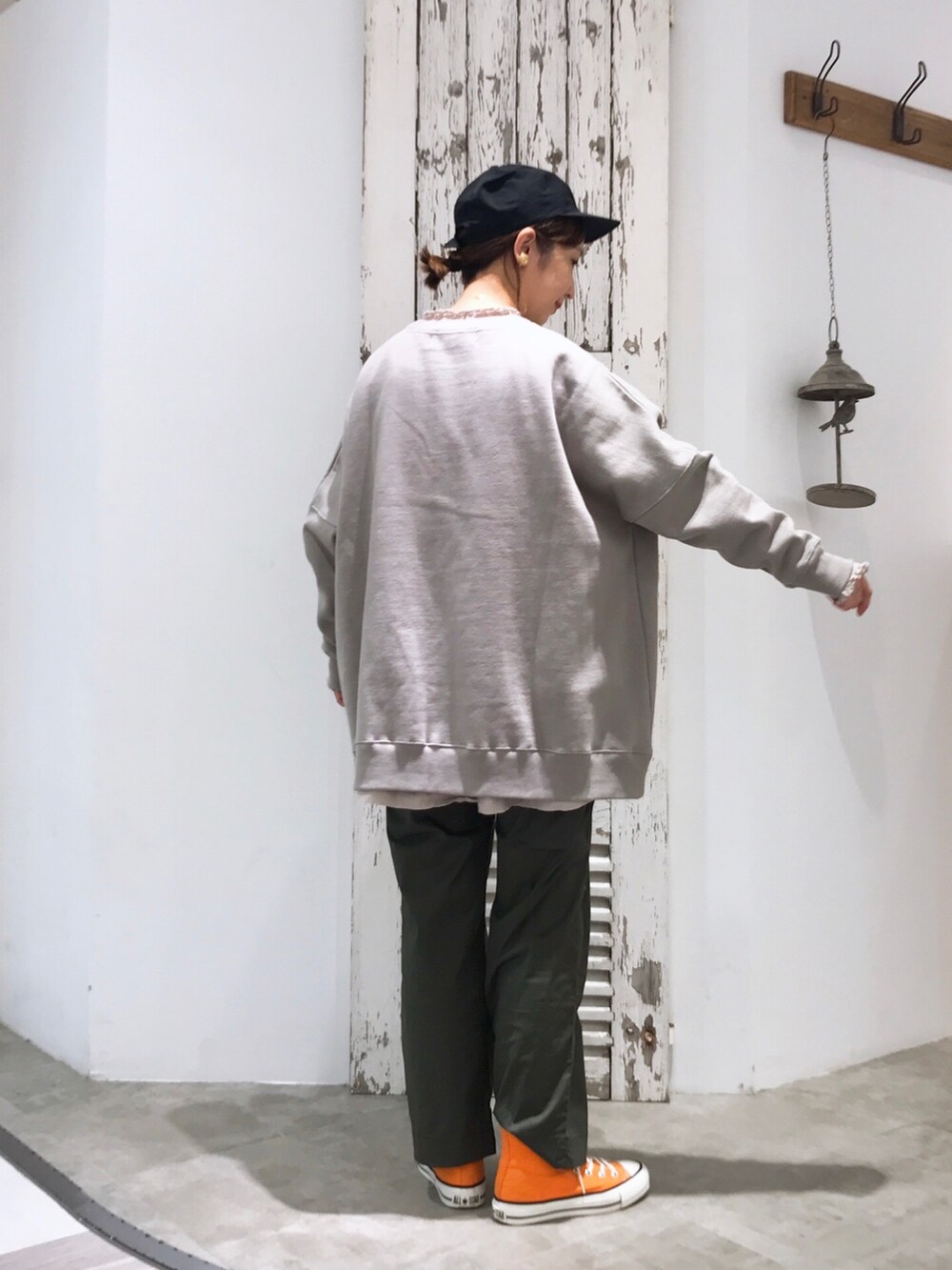 ベージュ系のシャツ/ブラウス、ベージュ系のスウェット、グリーン系のパンツを着用したレディースの夏コーディネートの4枚目の写真