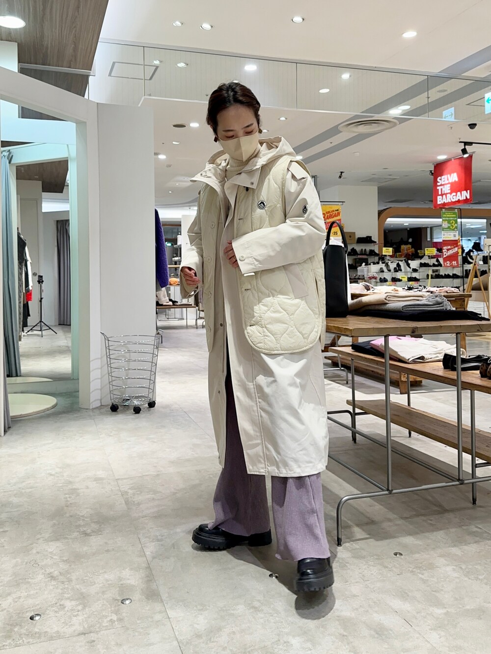 ホワイト系のニット/セーター、ホワイト系のその他アウターを着用したレディースの冬コーディネートの2枚目の写真