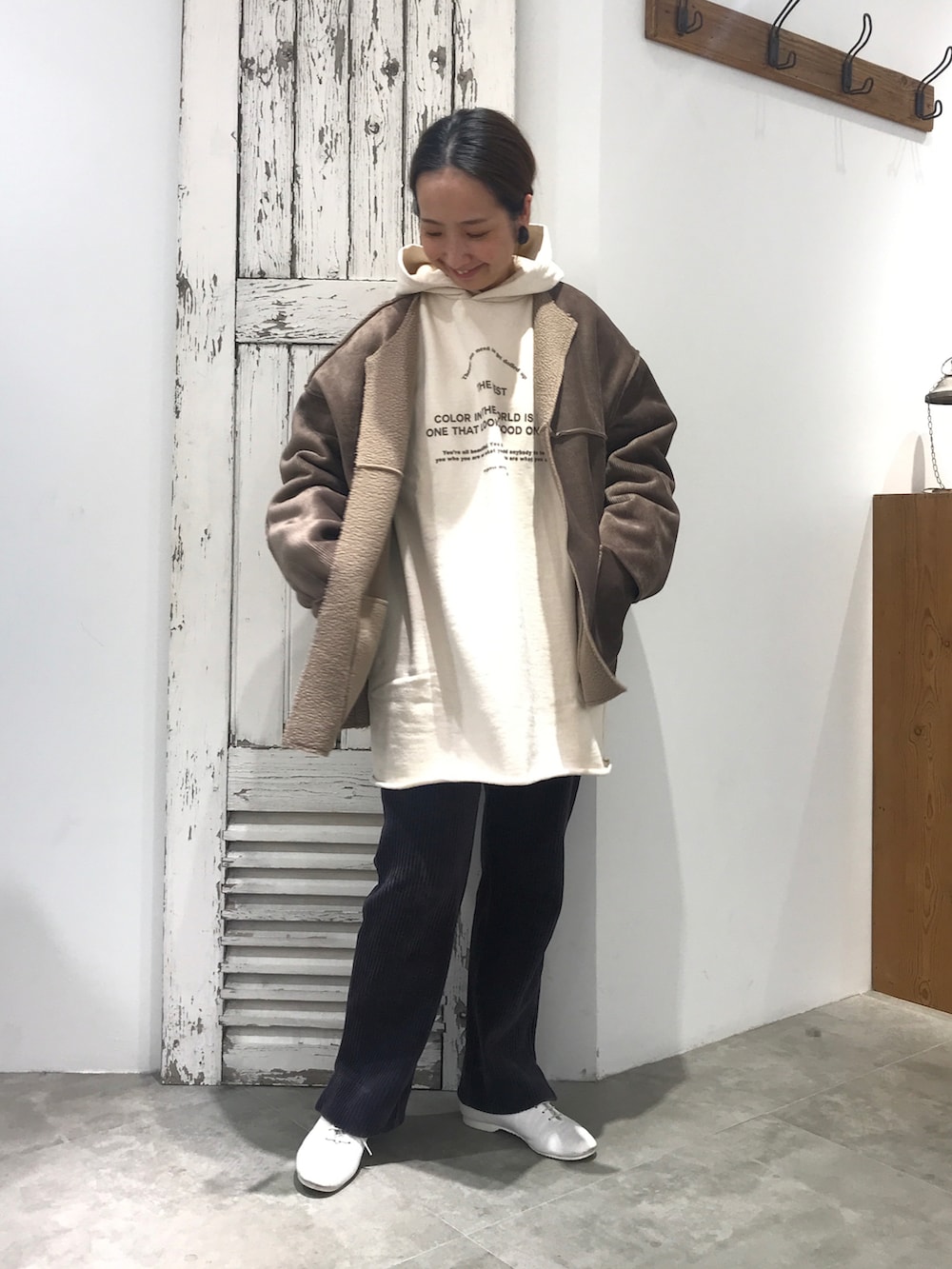 ベージュ系のパーカー、ブラック系のその他パンツ、ブラウン系のノーカラージャケットを着用したレディースの冬コーディネートの2枚目の写真