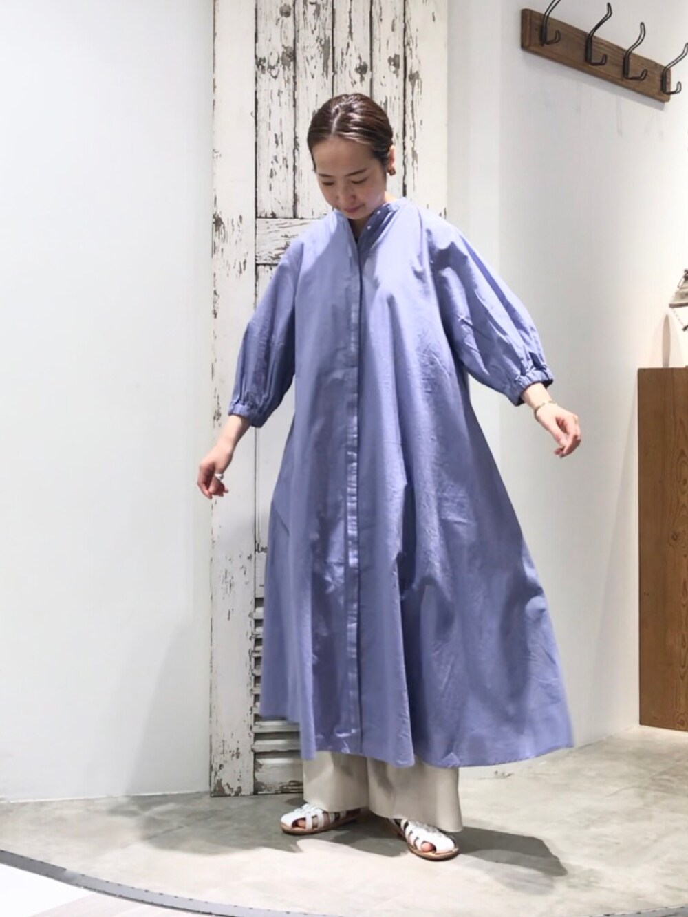 ブルー系のワンピース、ブラック系のタンクトップ、ベージュ系のその他パンツを着用したレディースの春コーディネートの2枚目の写真