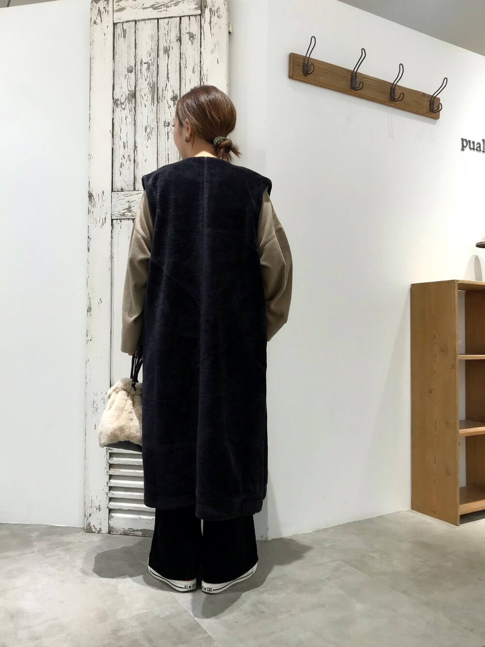 ベージュ系のTシャツ/カットソー、ブラック系のその他アウター、ブラック系のその他パンツを着用したレディースの秋コーディネートの2枚目の写真