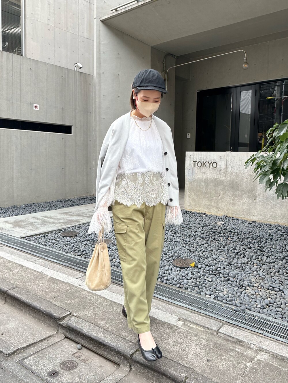 ホワイト系のシャツ/ブラウス、グリーン系のカーゴパンツ、グレー系のカーディガン/ボレロを着用したレディースの春コーディネートの2枚目の写真