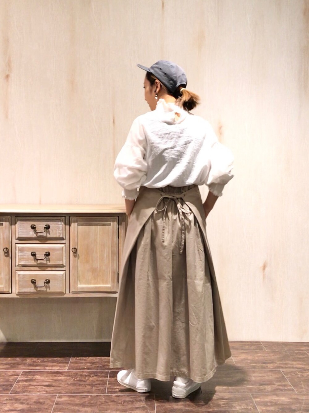 ホワイト系のシャツ/ブラウス、ベージュ系のスカートを着用したレディースの春コーディネートの2枚目の写真