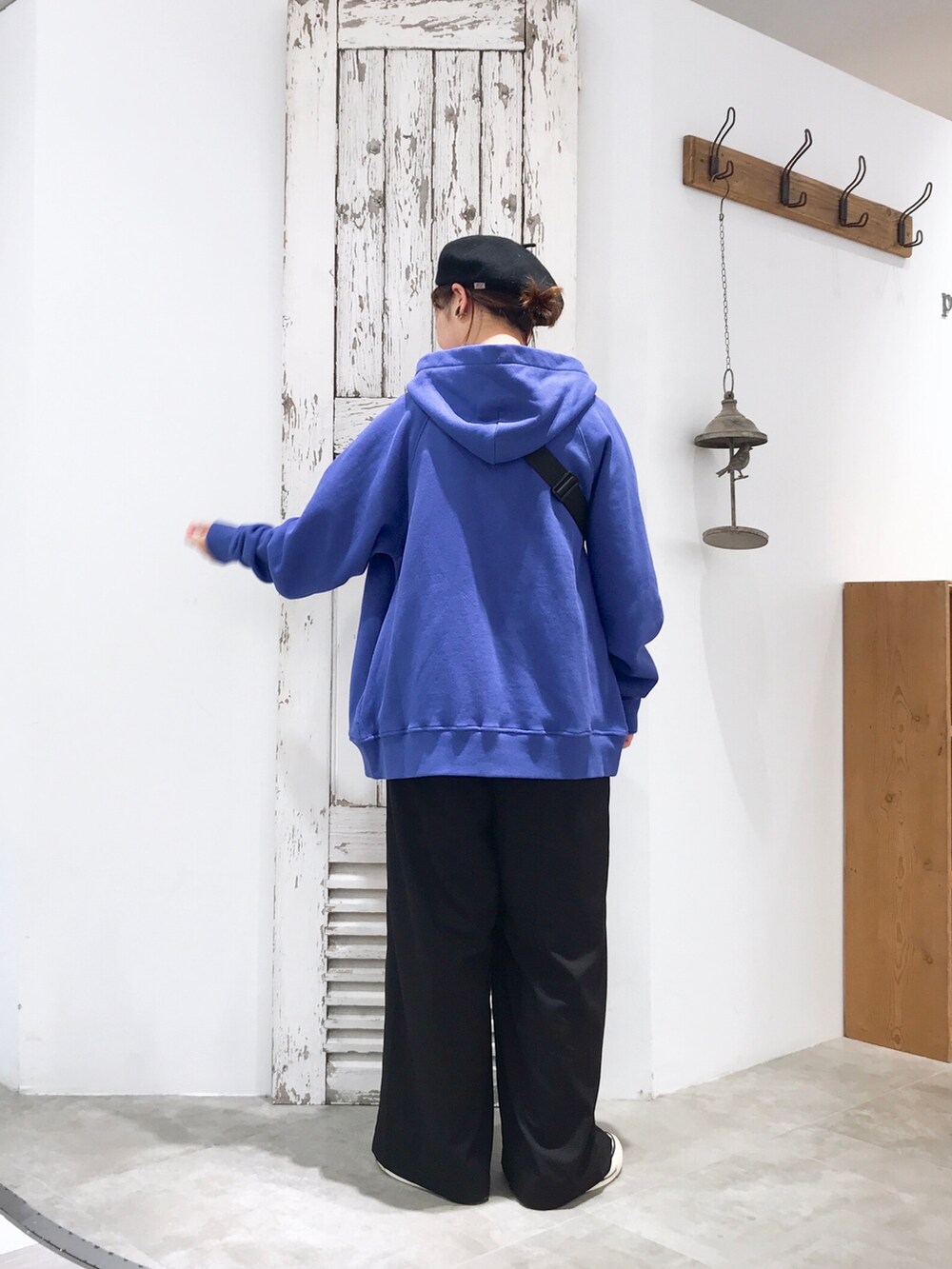 ブルー系のブルゾン、ブラック系のサロペット/オーバーオール、ブラック系のスニーカーを着用したレディースの夏コーディネートの4枚目の写真