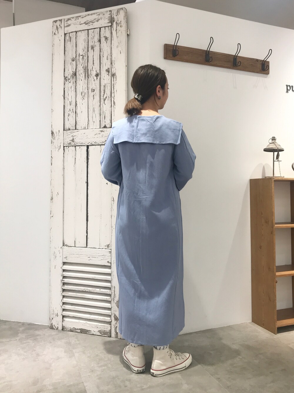 ブルー系のワンピースを着用したレディースの春コーディネートの2枚目の写真