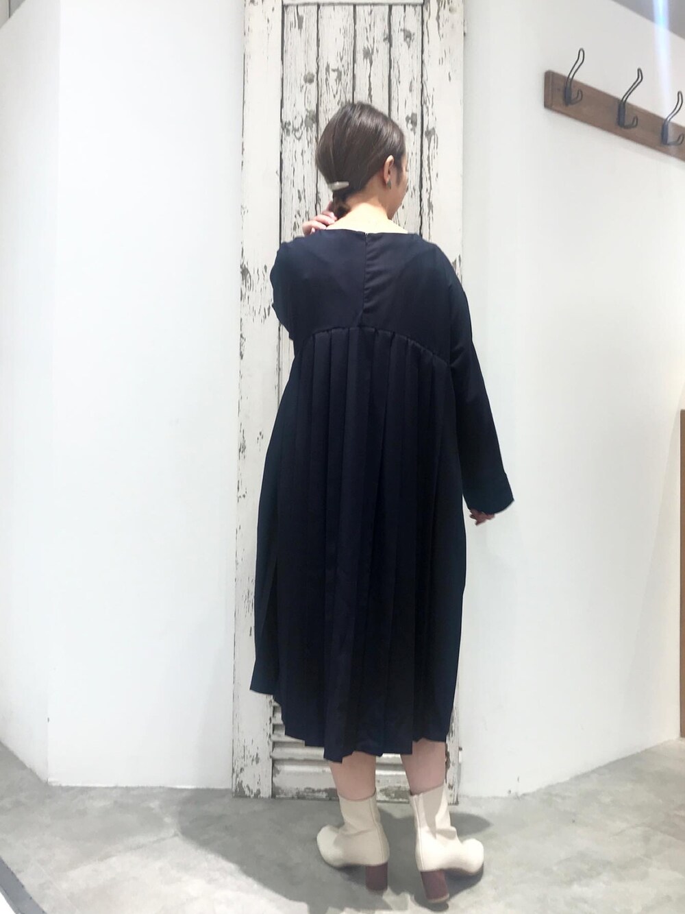 ブルー系のワンピースを着用したレディースの春コーディネートの2枚目の写真