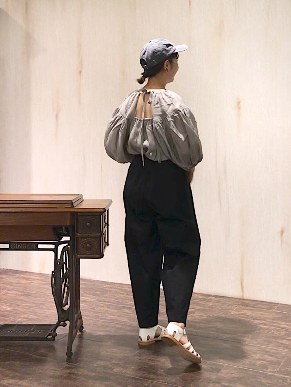 グレー系のシャツ/ブラウス、ブラック系のその他パンツを着用したレディースの夏コーディネートの2枚目の写真