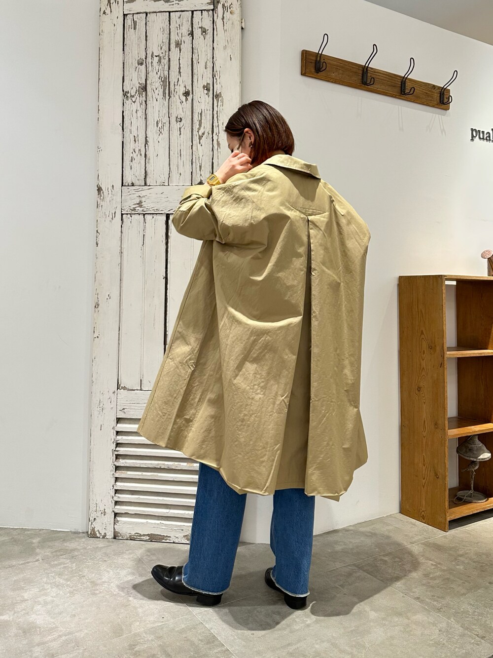 グレー系のシャツ/ブラウス、ブルー系のデニムパンツ、イエロー系のステンカラーコートを着用したレディースの冬コーディネートの2枚目の写真