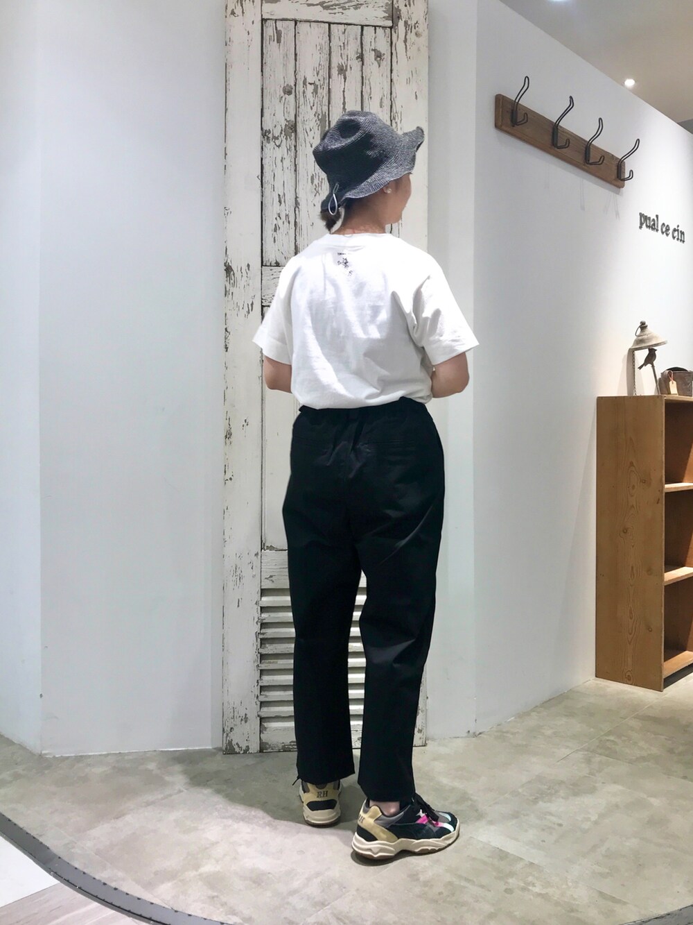 ホワイト系のTシャツ/カットソー、ブラック系のその他パンツ、ピンク系のスニーカーを着用したレディースの夏コーディネートの3枚目の写真