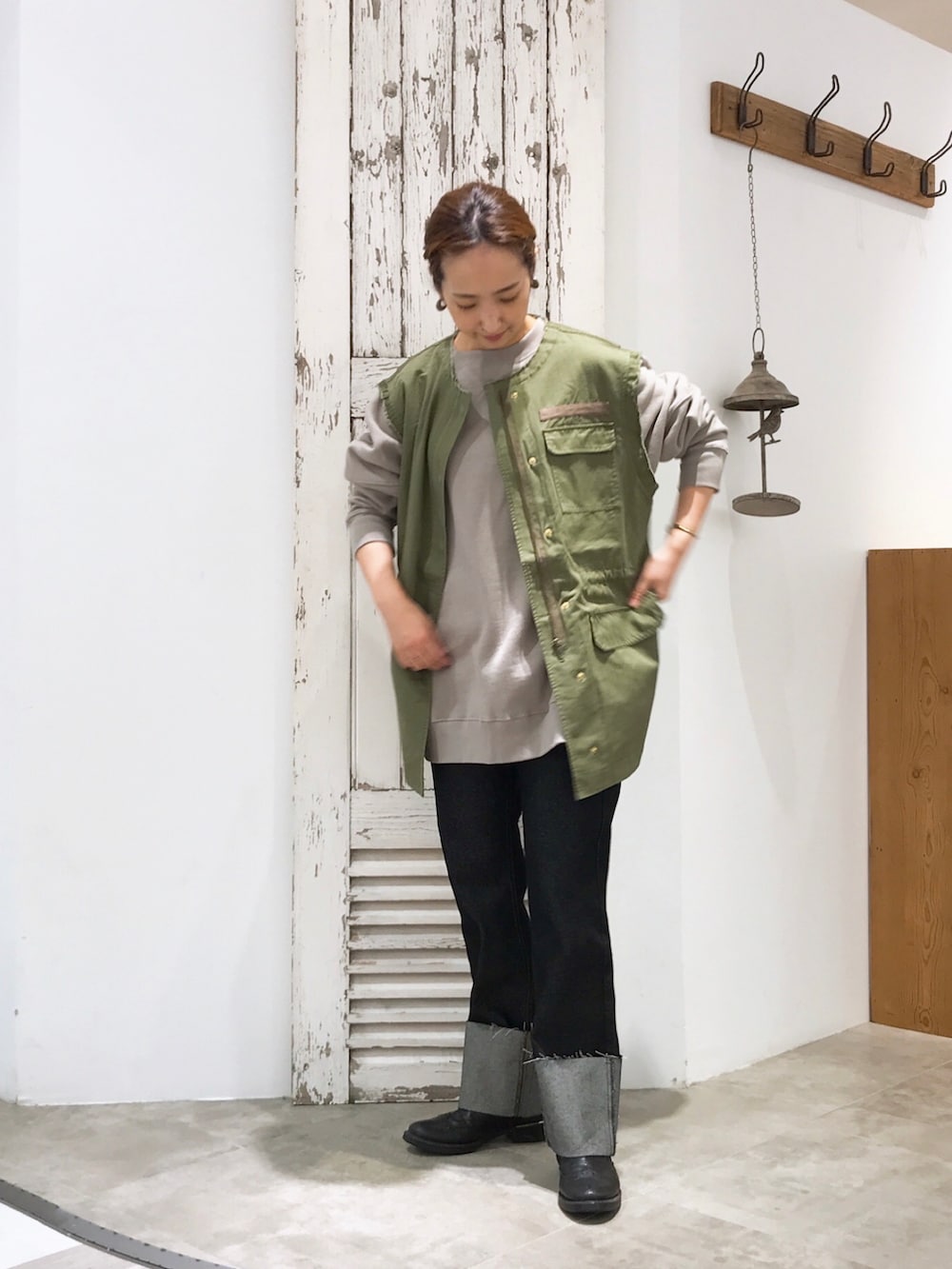 ベージュ系のスウェット、グリーン系のミリタリージャケット、グリーン系のミリタリージャケットを着用したレディースの夏コーディネートの2枚目の写真