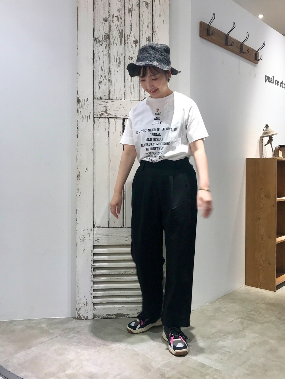 ホワイト系のTシャツ/カットソー、ブラック系のその他パンツ、ピンク系のスニーカーを着用したレディースの夏コーディネートの2枚目の写真