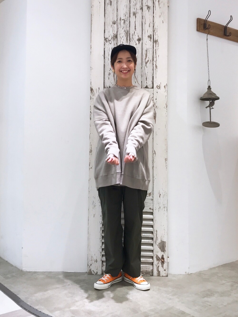 ベージュ系のシャツ/ブラウス、ベージュ系のスウェット、グリーン系のパンツを着用したレディースの夏コーディネートの3枚目の写真