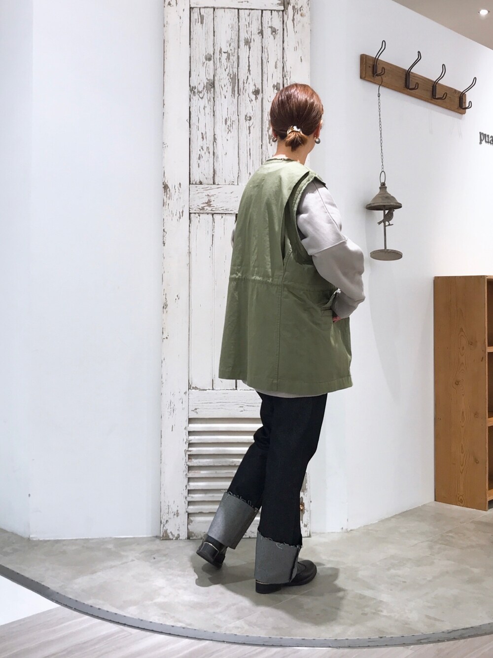 ベージュ系のスウェット、グリーン系のミリタリージャケット、グリーン系のミリタリージャケットを着用したレディースの夏コーディネートの4枚目の写真