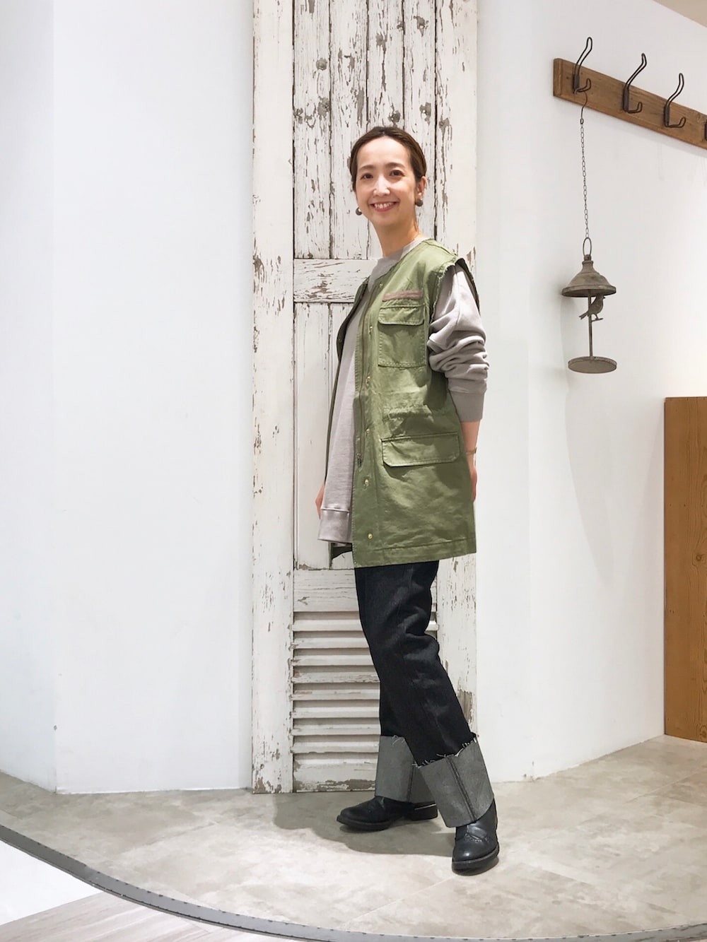ベージュ系のスウェット、グリーン系のミリタリージャケット、グリーン系のミリタリージャケットを着用したレディースの夏コーディネートの3枚目の写真
