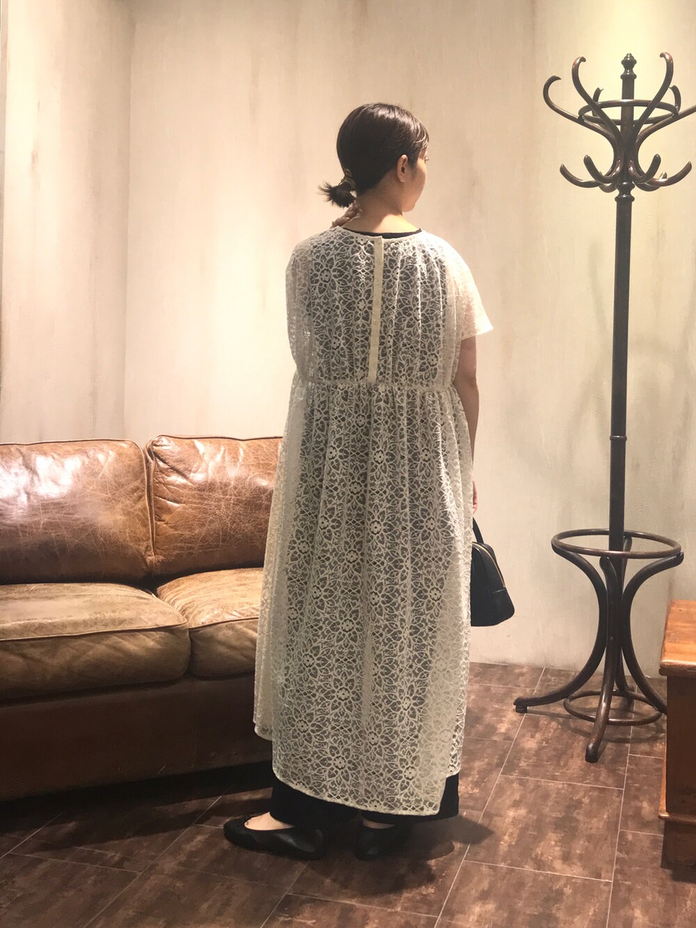 ホワイト系のワンピース、ブラック系のその他パンツ、ブラック系のハンドバッグを着用したレディースの夏コーディネートの2枚目の写真