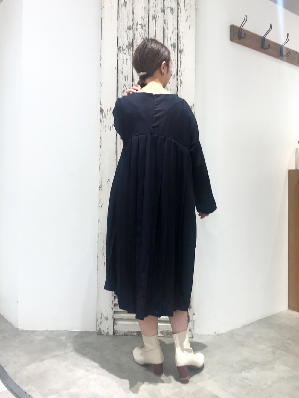 ブルー系のワンピース、ホワイト系のブーツを着用したレディースの春コーディネートの2枚目の写真