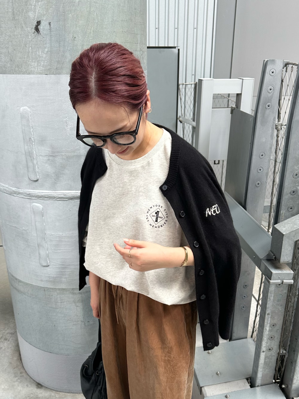 ブラック系のカーディガン/ボレロ、ブラウン系のその他パンツを着用したレディースの秋コーディネートの2枚目の写真