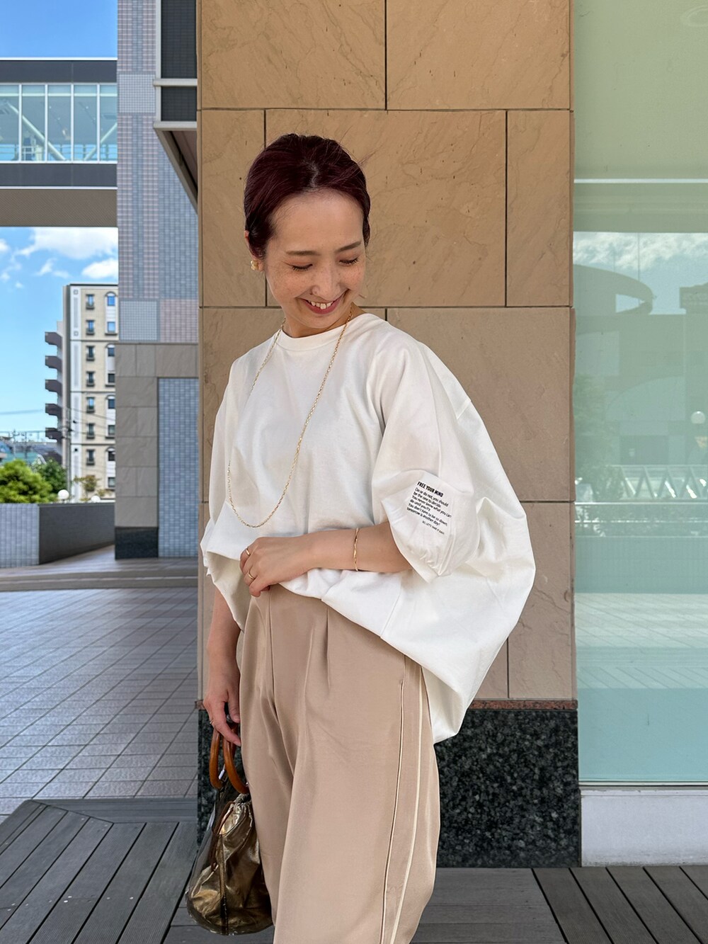 ホワイト系のTシャツ/カットソー、ベージュ系のその他パンツを着用したレディースの夏コーディネートの2枚目の写真