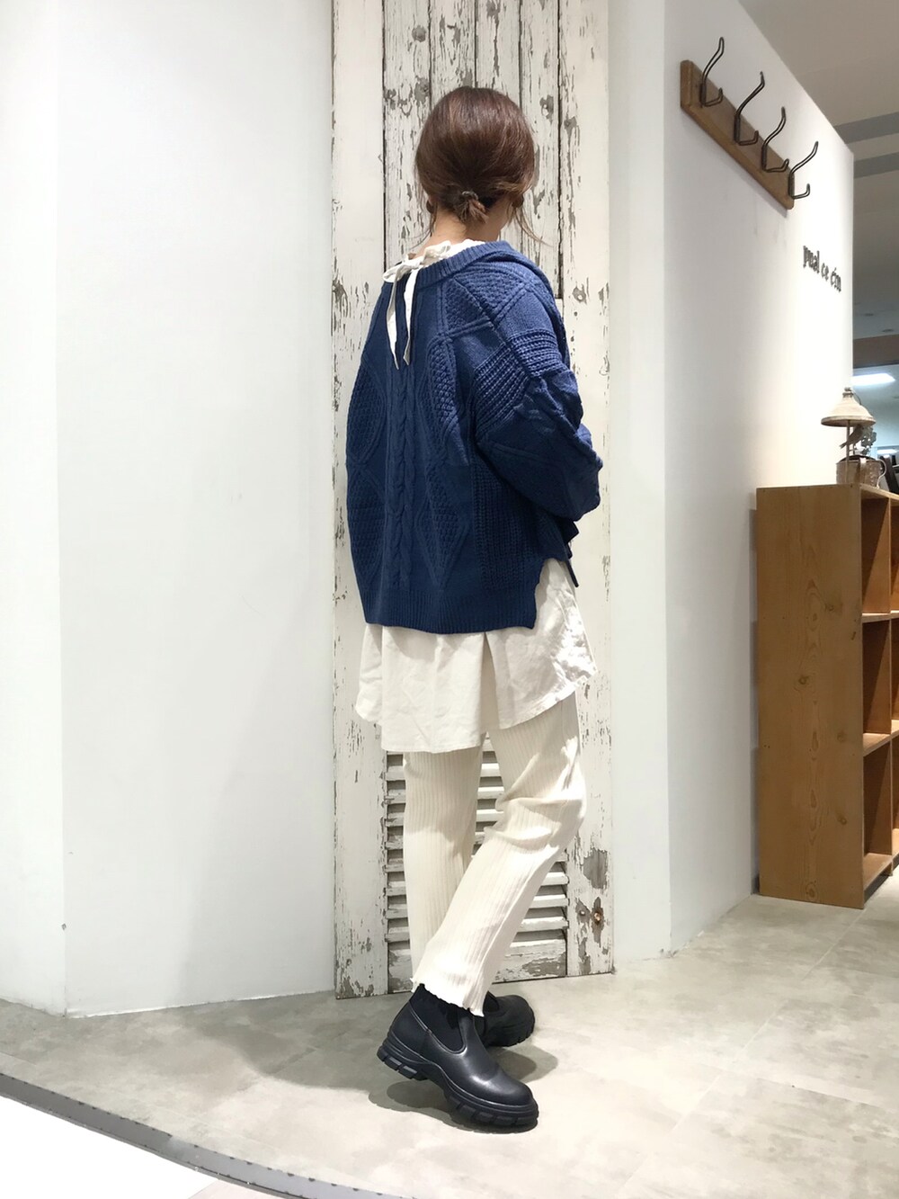 ホワイト系のシャツ/ブラウス、ブルー系のカーディガン/ボレロ、ベージュ系のその他パンツを着用したレディースの秋コーディネートの2枚目の写真