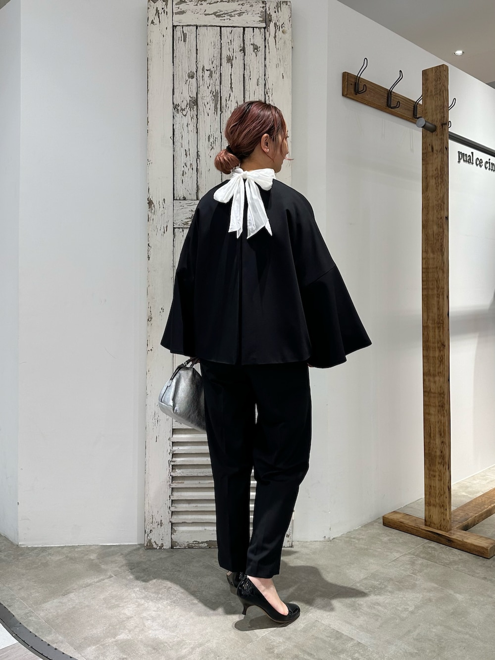 ホワイト系のシャツ/ブラウス、ブラック系のノーカラージャケット、ブラック系のスラックスを着用したレディースの冬コーディネートの2枚目の写真