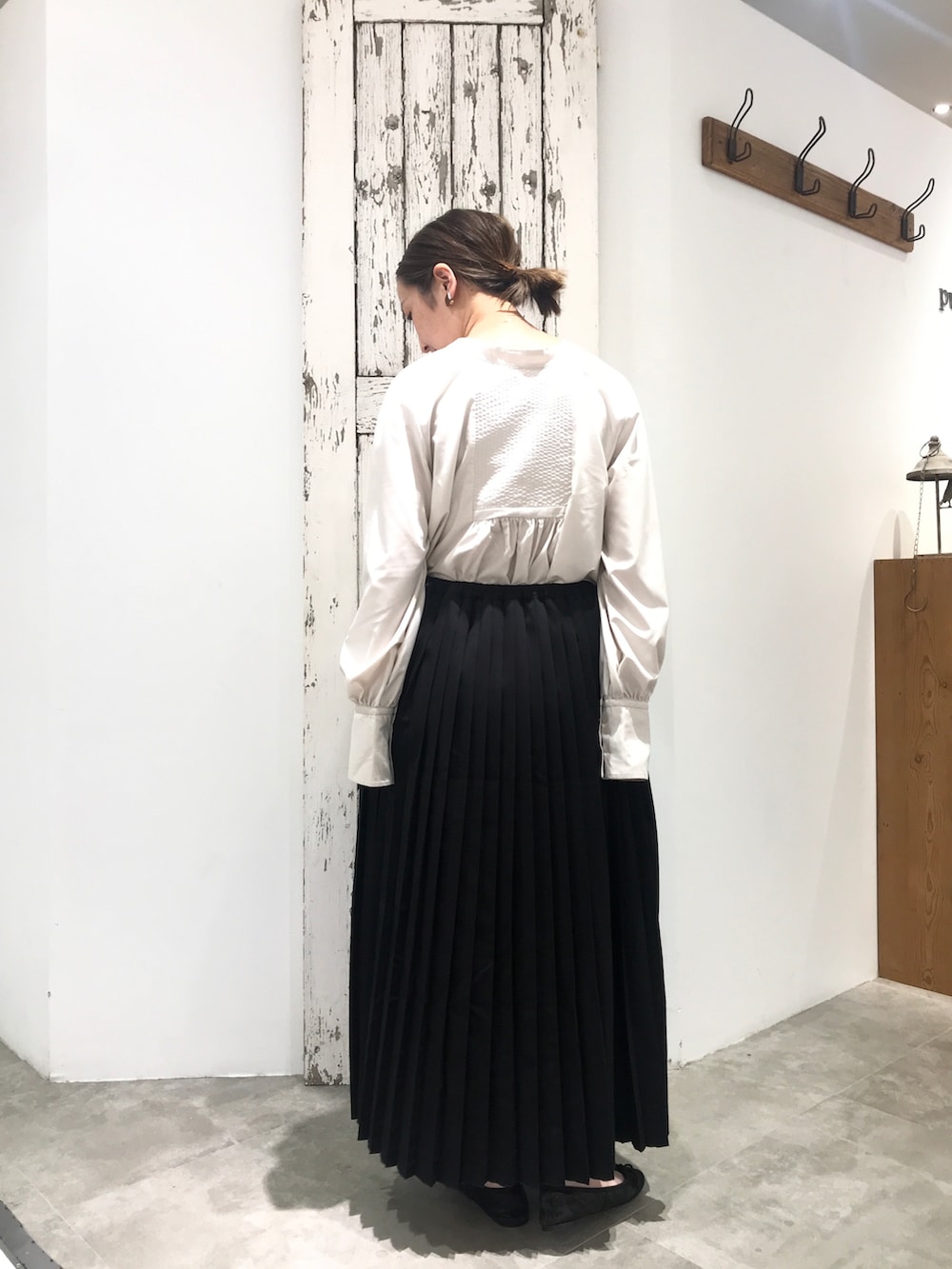 ベージュ系のシャツ/ブラウス、ブラック系のスカートを着用したレディースの春コーディネートの2枚目の写真