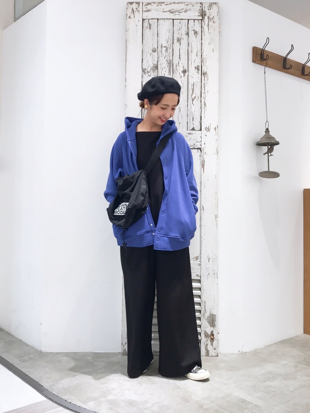 ブルー系のブルゾン、ブラック系のサロペット/オーバーオール、ブラック系のスニーカーを着用したレディースの夏コーディネートの2枚目の写真