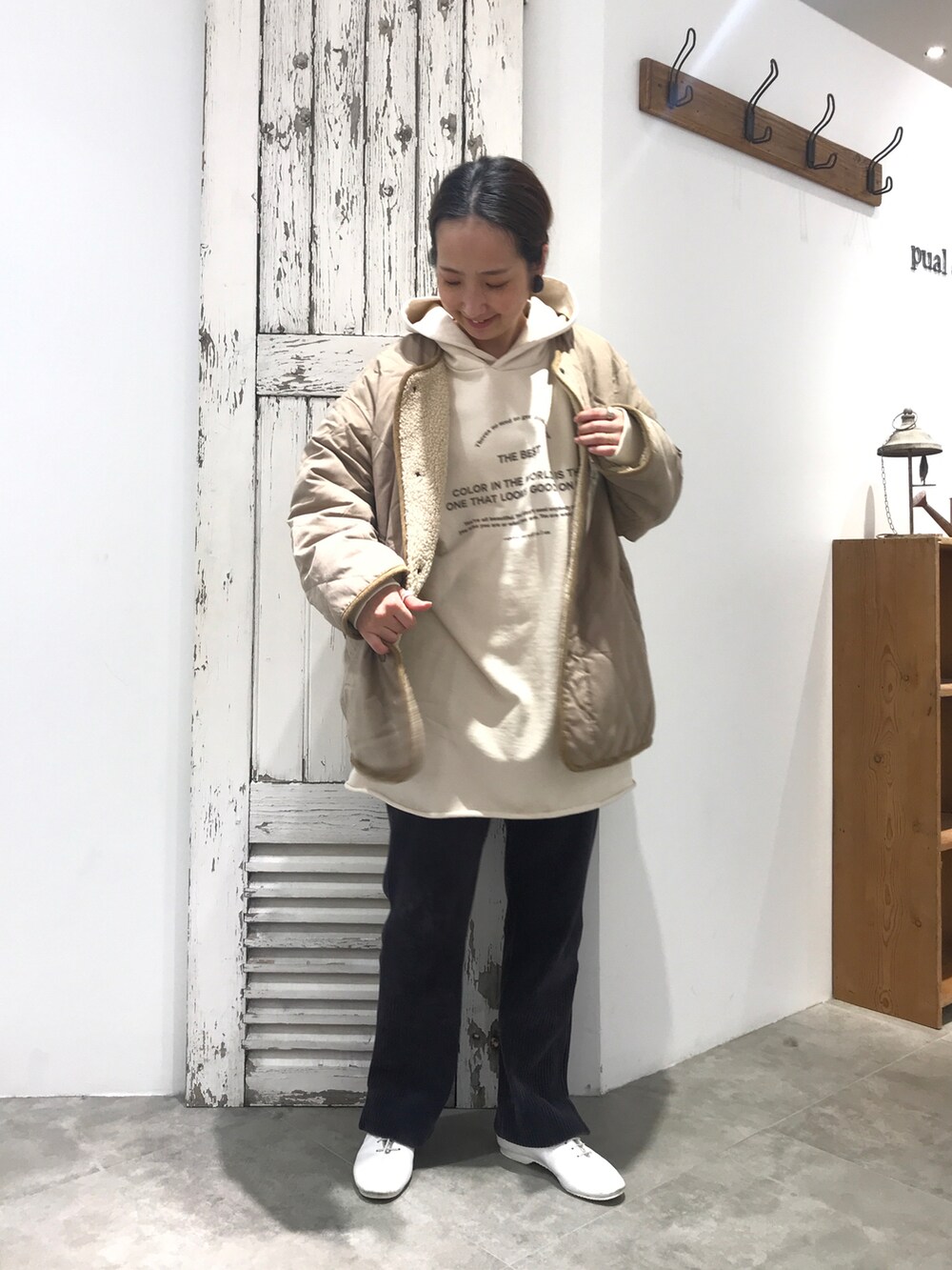 「私の推しブランド、カジュアルコーデ、着回しコーデ、パンツスタイル、パンツコーデ、オトナカジュアル、ナチュラル、パーカー、ベージュ、ピュアルセシン、シンプル、ゆるコーデ、フーディー、ボアジャケット、キルティング」｜「PUAL CE CINのキルト×ボアリバーシブルコート（ノーカラーコート、ベージュ系）」を使った、seinoooさん（レディース・160cm）の冬コーディネートの2枚目の写真