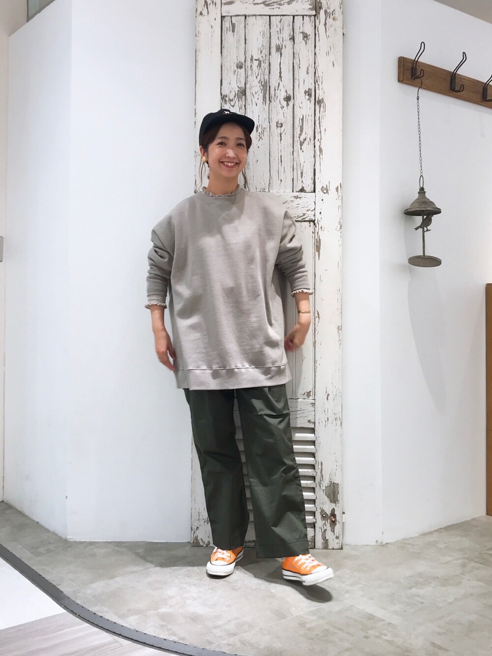 ベージュ系のシャツ/ブラウス、ベージュ系のスウェット、グリーン系のパンツを着用したレディースの夏コーディネートの2枚目の写真