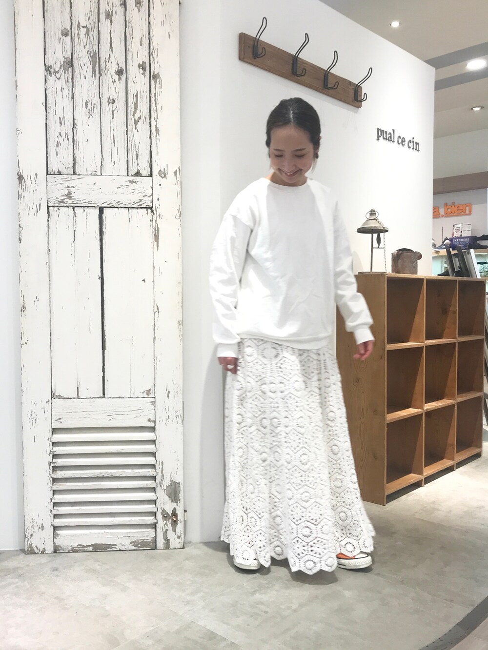 ホワイト系のスウェット、ホワイト系のスカートを着用したレディースの春コーディネートの2枚目の写真