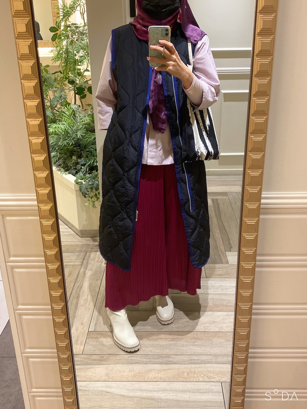 ピンク系のその他パンツを着用したレディースの秋コーディネートの2枚目の写真
