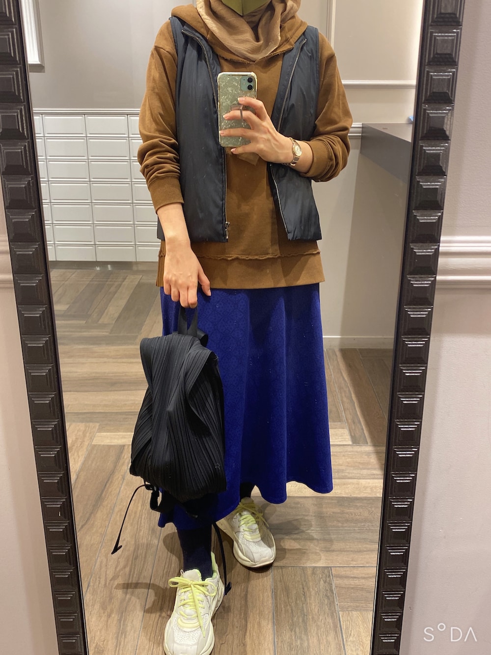 「hijabstyle、HijabiFashion、hijab、ハイキング、ハイキングスタイル、カジュアル、カジュアルコーデ、カジュアルスタイル、秋のコーデ、秋コーデ」｜「PLEATS PLEASEのアイテム（バックパック/リュック、ブラック系）」を使った、Fashion junky  さん（レディース・160cm）の秋コーディネートの2枚目の写真