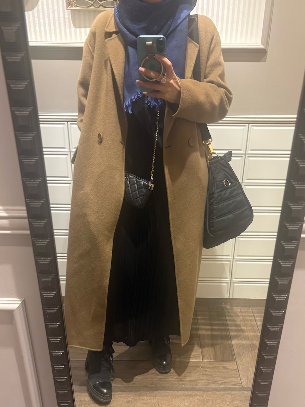 ブラック系のテーラードジャケット、ブラック系のドレス、ブラック系のショルダーバッグを着用したレディースの春コーディネートの2枚目の写真