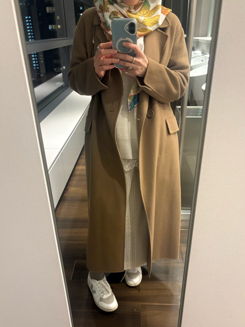 ホワイト系のニット/セーター、ベージュ系のスカート、ベージュ系のショルダーバッグを着用したレディースの秋コーディネートの2枚目の写真