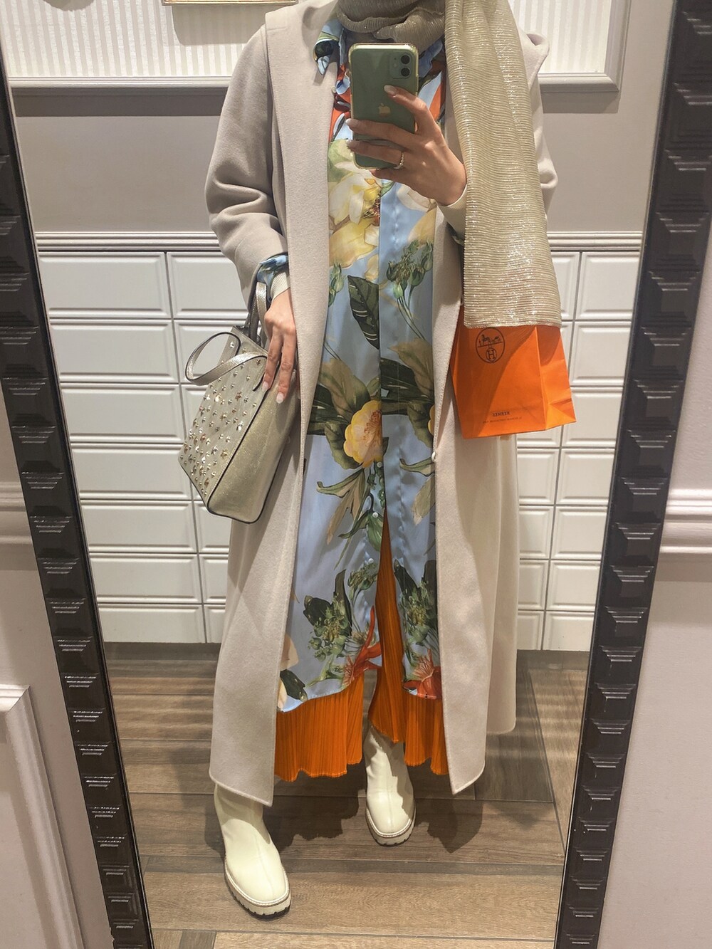 「春服コーデ、休日コーデ、hijab、HijabiFashion、hijabstyle、ボタニカル柄、ボタニカル、カラフルコーデ、カラー×コーデ、カラーコーデ、柄シャツ、柄ワンピース」｜「JIMMY CHOOのアイテム（ショルダーバッグ、シルバー系）」を使った、Fashion junky  さん（レディース・160cm）の春コーディネートの2枚目の写真