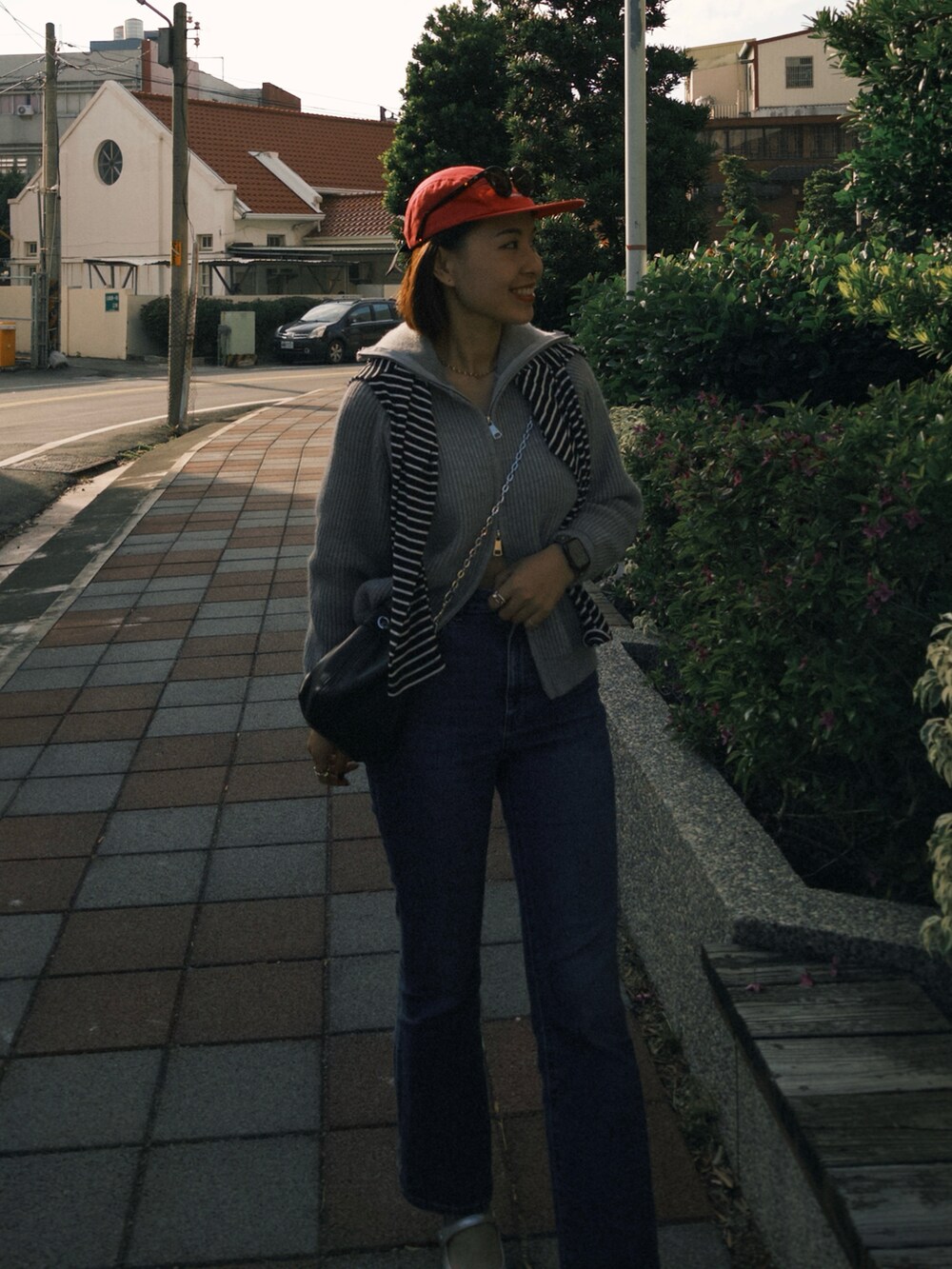 グレー系のその他トップス、ブルー系のデニムパンツ、ブラック系のショルダーバッグを着用したレディースの冬コーディネートの2枚目の写真