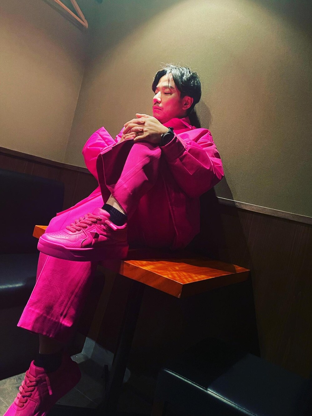 「VALENTINOのアイテム（ナイロンジャケット、ピンク系）」を使った、kennyphkさん（メンズ・170cm）の春コーディネートの5枚目の写真