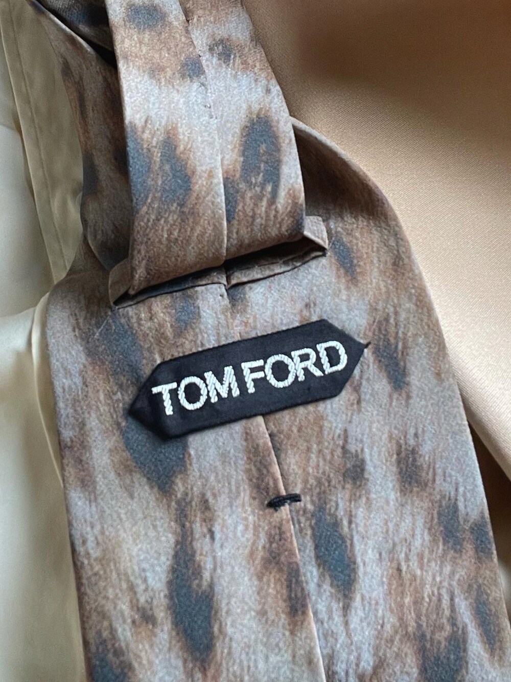 「TOM FORDのアイテム（ネクタイ、その他）」を使った、kennyphkさん（メンズ・170cm）の夏コーディネートの4枚目の写真