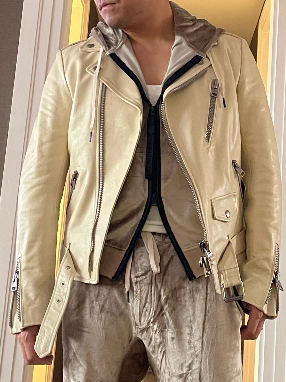 「TOM FORDのアイテム（スウェット、ゴールド系）」を使った、kennyphkさん（メンズ・170cm）の春コーディネートの4枚目の写真