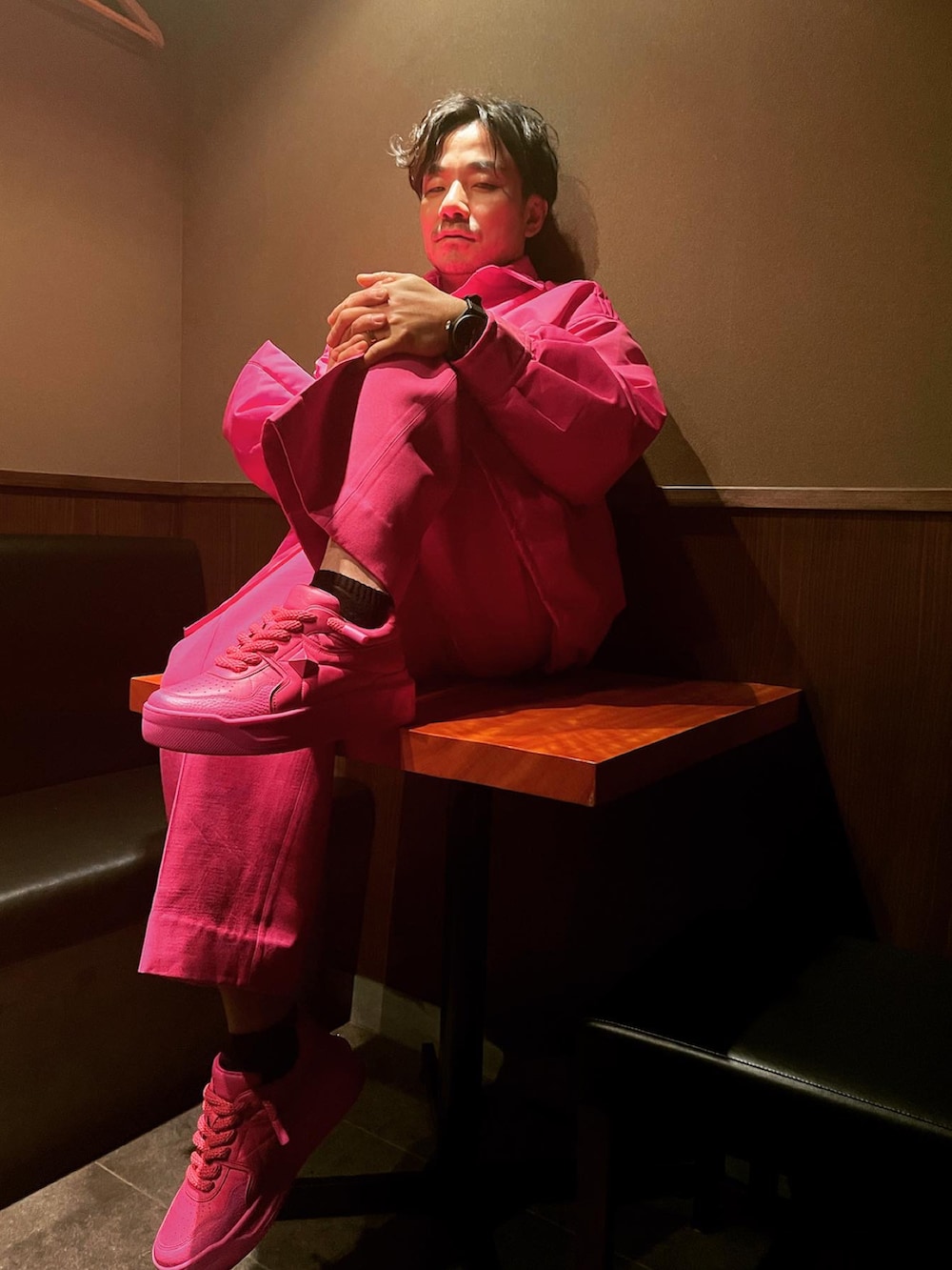「VALENTINOのアイテム（ナイロンジャケット、ピンク系）」を使った、kennyphkさん（メンズ・170cm）の春コーディネートの2枚目の写真