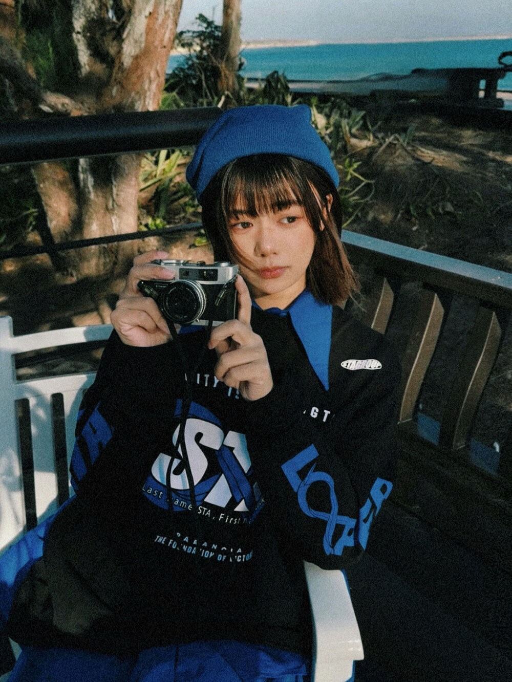 ブルー系のニットキャップ/ビーニーを着用したレディースの春コーディネートの3枚目の写真