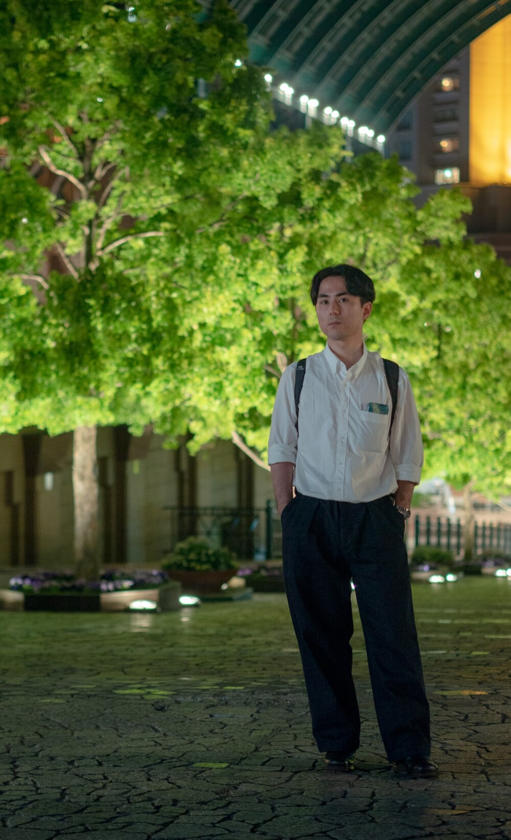 ホワイト系のシャツ/ブラウス、その他のデニムパンツを着用したメンズの春コーディネートの2枚目の写真