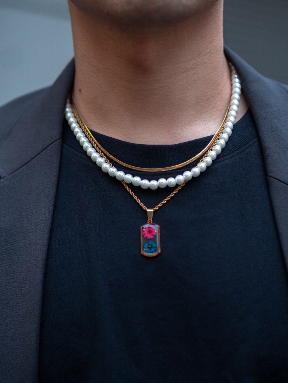 ブラック系のシャツ/ブラウス、グレー系のテーラードジャケット、ブラック系のスラックスを着用したメンズの春コーディネートの5枚目の写真