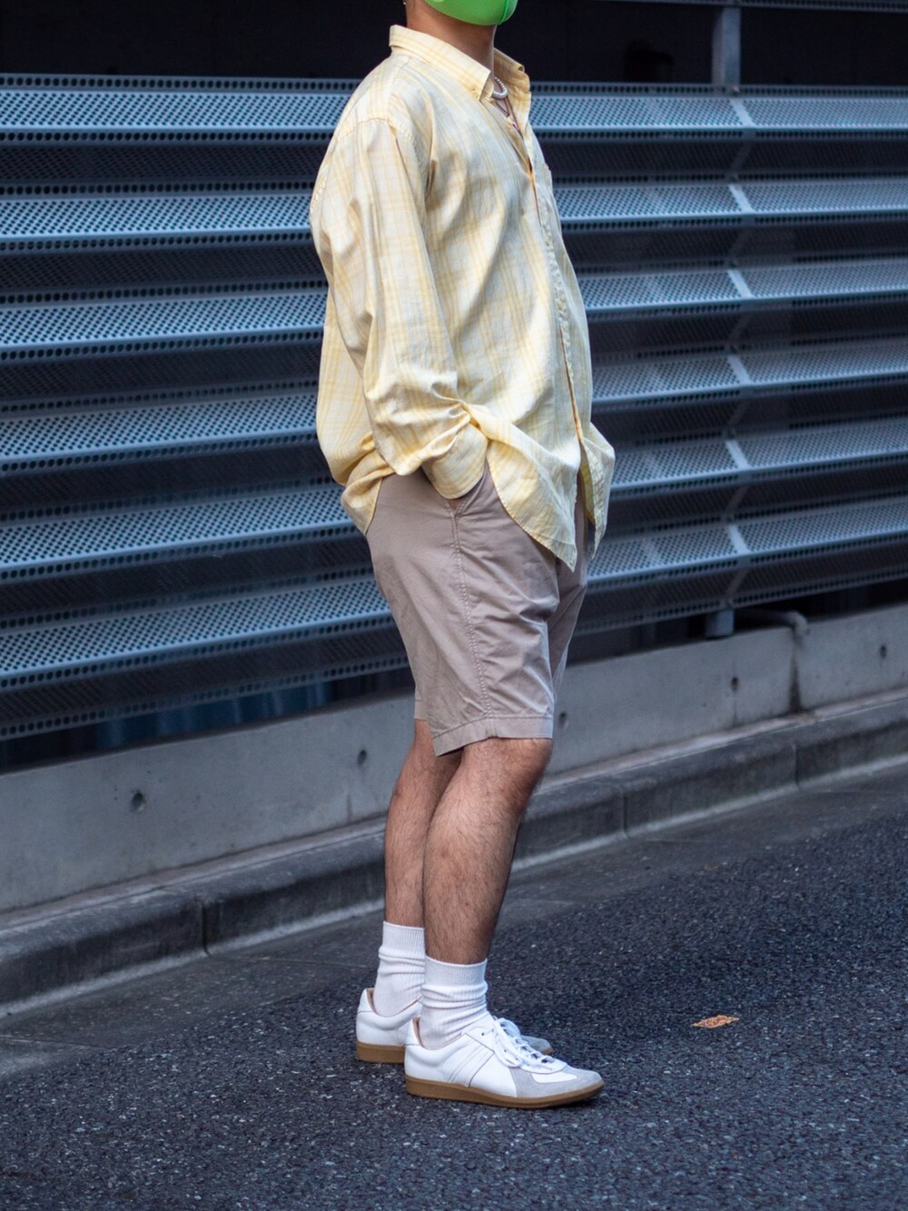 イエロー系のシャツ/ブラウス、ベージュ系のカーゴパンツ、ホワイト系のスニーカーを着用したメンズの夏コーディネートの3枚目の写真