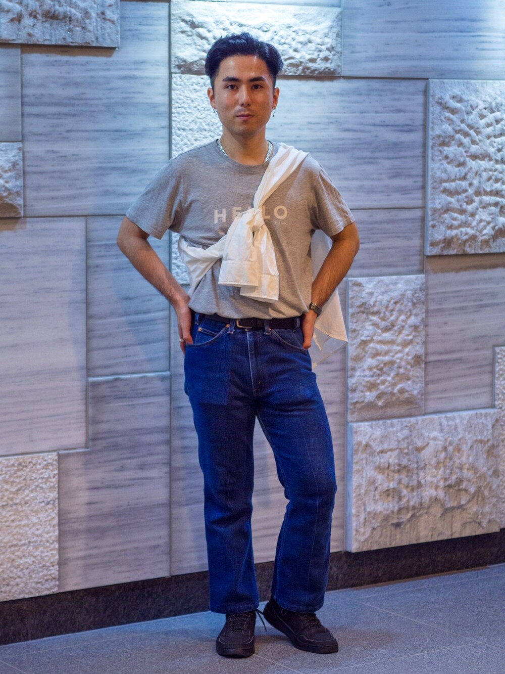 ホワイト系のシャツ/ブラウス、グレー系のTシャツ/カットソー、ブルー系のデニムパンツを着用したメンズの夏コーディネートの2枚目の写真