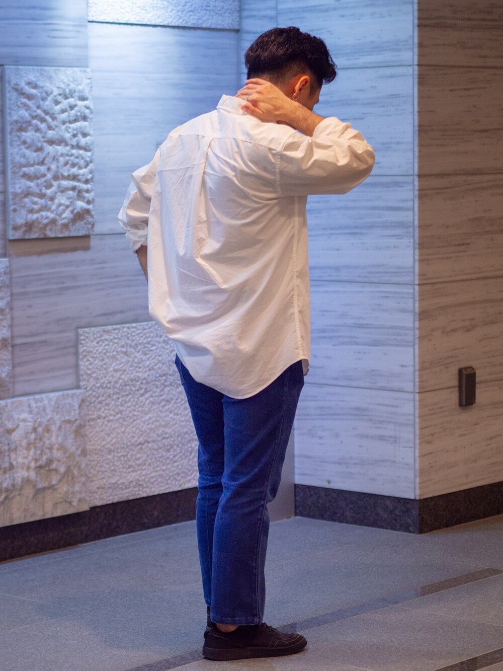 ホワイト系のシャツ/ブラウス、グレー系のTシャツ/カットソー、ブルー系のデニムパンツを着用したメンズの夏コーディネートの4枚目の写真